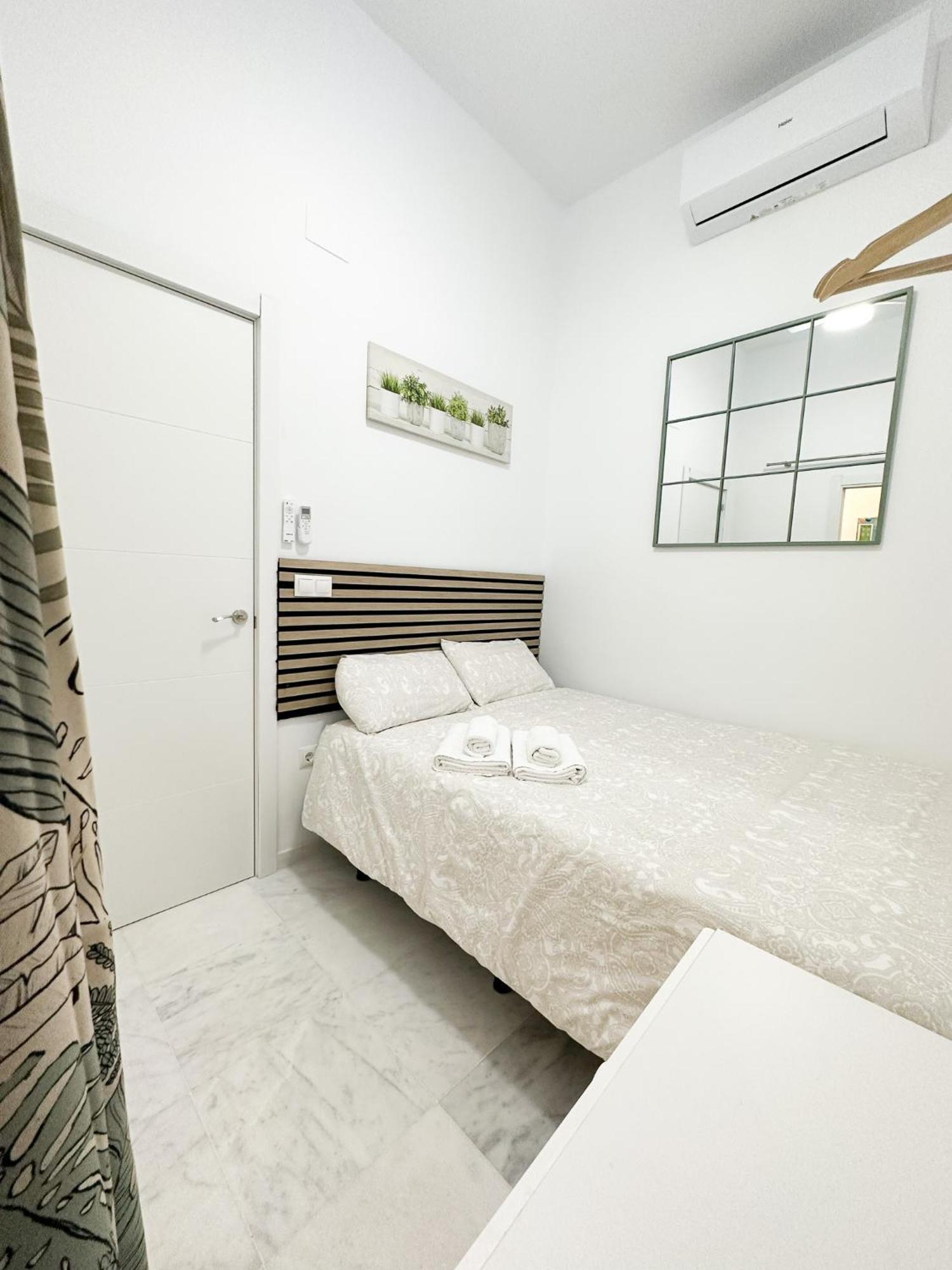 Cozy Budget 2br With Ac, 1 Bath, Private Parking Opt Apartment Sevilla