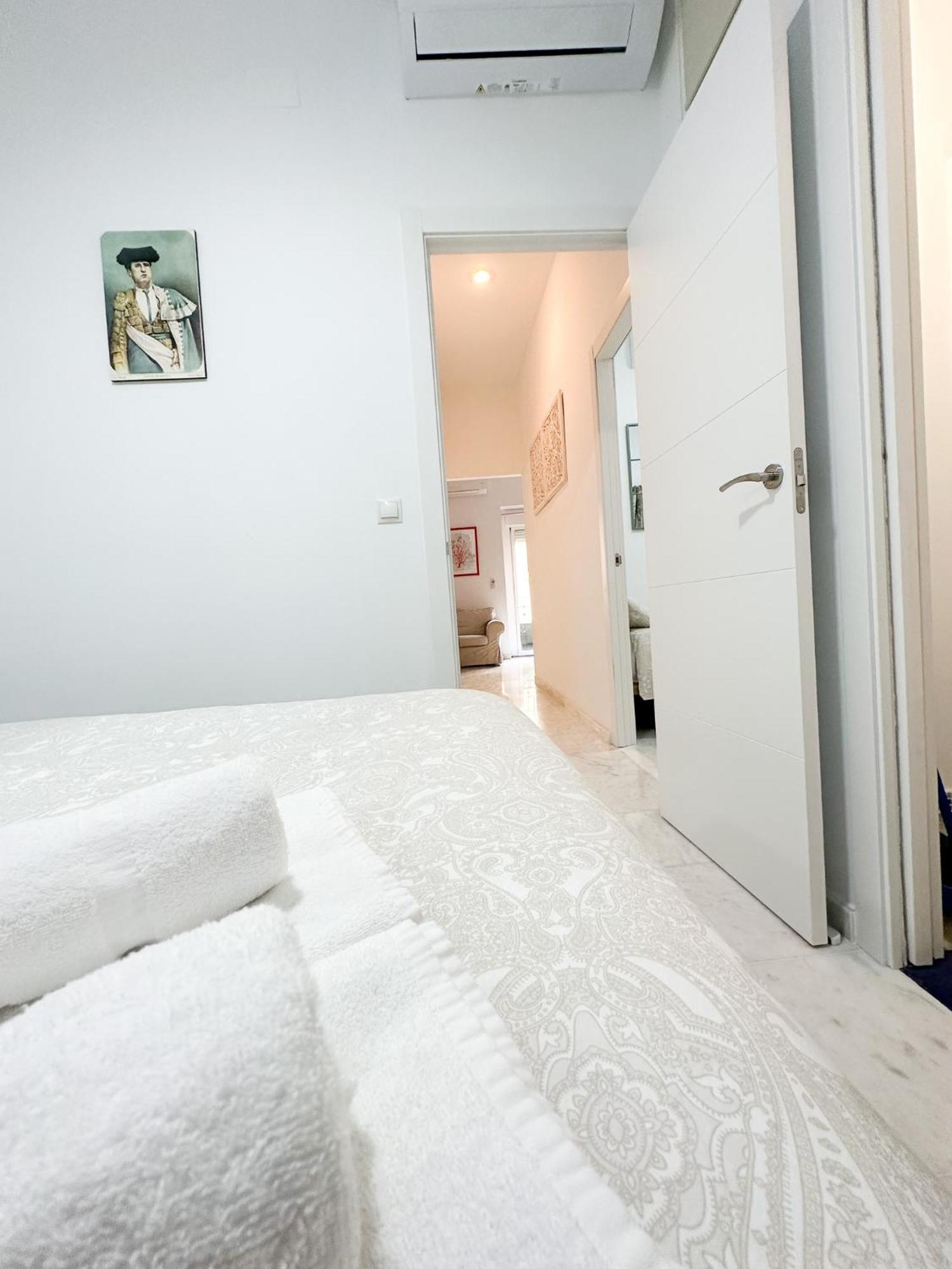 Cozy Budget 2br With Ac, 1 Bath, Private Parking Opt Apartment Sevilla